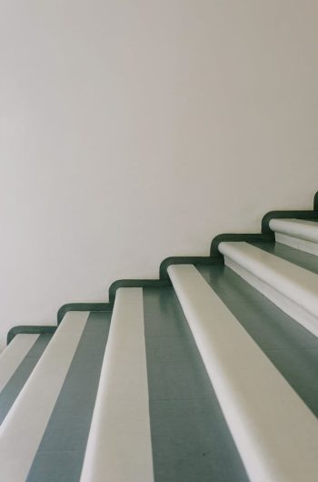 Elegant minimalist staircase showcasing a simple, geometric design in an indoor setting.